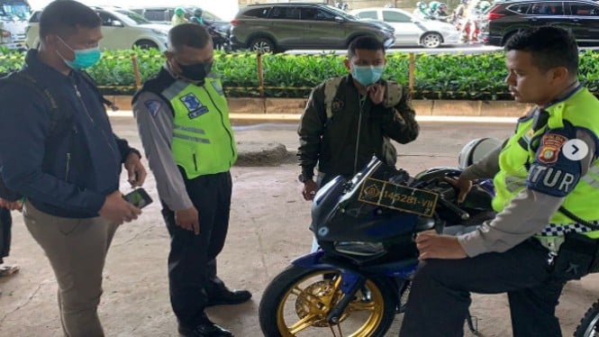 Viral Pengendara Motor Pakai Pelat Polisi Palsu Ditangkap Polisi