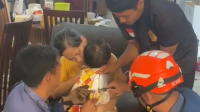 Momen Damkar Selamatkan Bocah Tersangkut di Loyang di Sleman