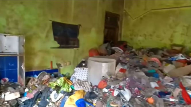 Rumah nenek Suliwati penuh sampah