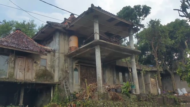 Rumah terbengkalai milik dokter Wayan yang dijadikan tempat praktek berobat